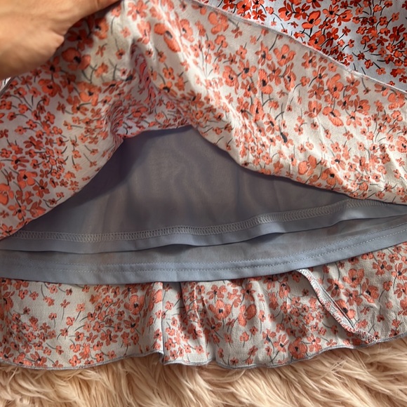 2/$20 H&M floral skirt 😍 🌺 - Picture 4 of 7